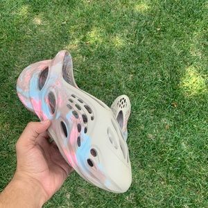 Yeezy Foam runners “sand grey”